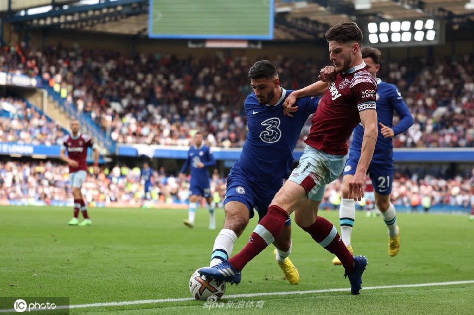 凯·哈弗茨劲射破门反超比分，瞬间引爆全场，切尔西球员激动地聚拢在一起庆祝。