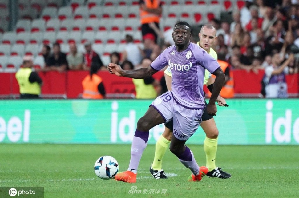 比赛中双方球员在中场展开激烈拼抢，腿脚交错寸土不让，展现了德比战特有的高强度身体对抗与竞技张力