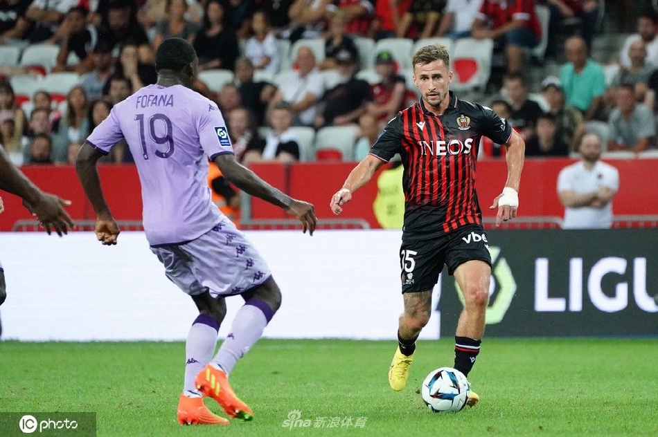 进球功臣恩博洛被队友团团围住庆祝，他紧握双拳仰天怒吼，尽情释放压力，这个进球是个人能力与团队协作的完美结合