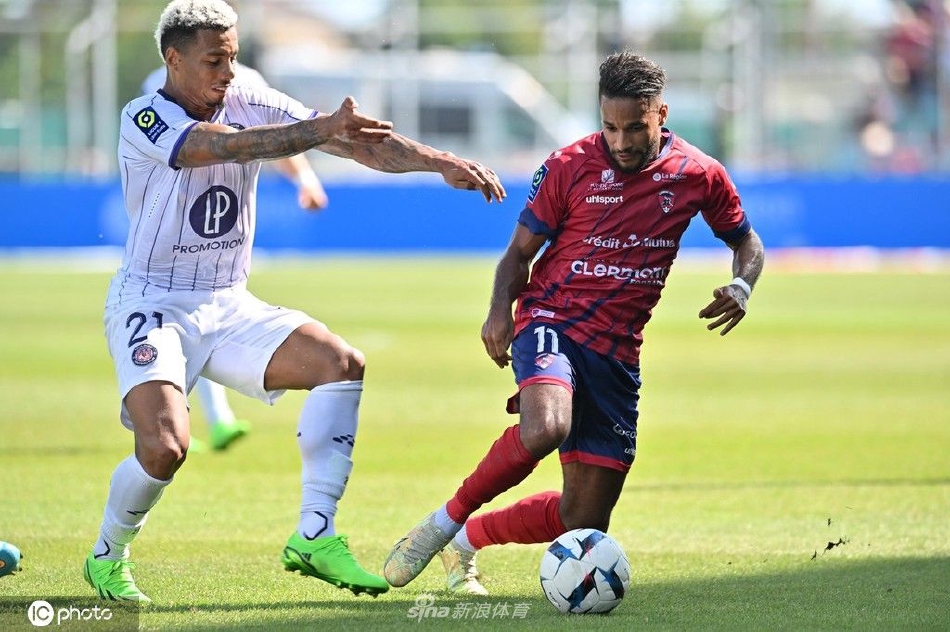 克莱蒙门将飞身跃起单掌托出来球，身体在空中极致舒展，仿佛一道守住胜利的彩虹。