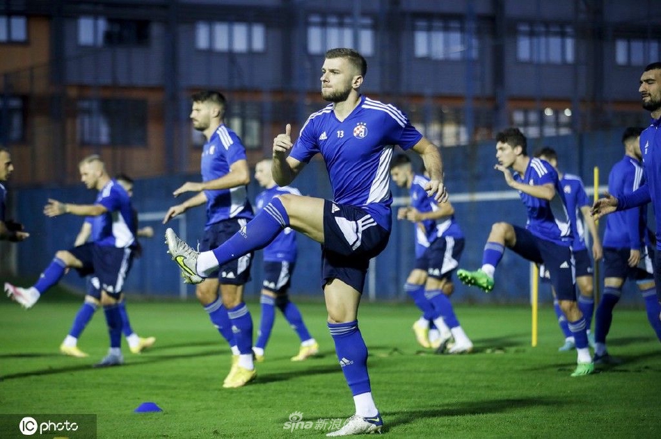 门将飞身侧扑，单掌将势在必得的射门拒之门外，守护最后防线的意志坚不可摧