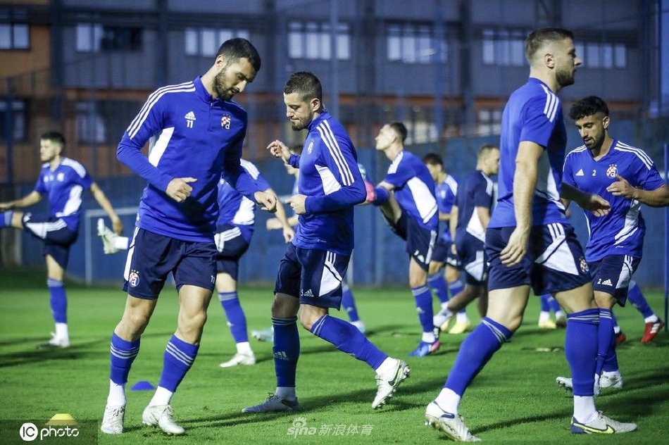 训练结束后球员相互搭肩交流，夕阳下的剪影勾勒出团队并肩作战的深厚情谊与坚定信念