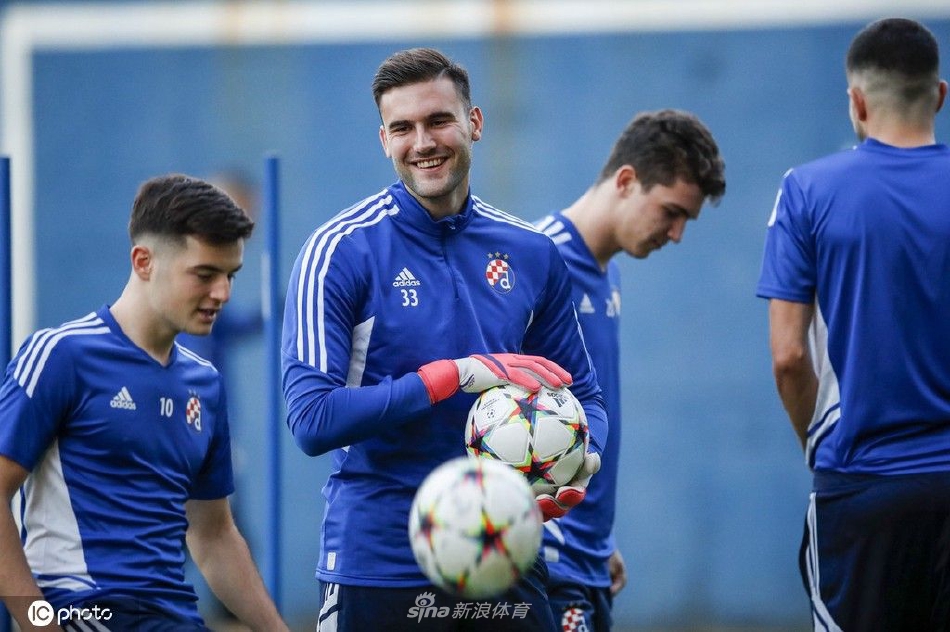 主教练在场边凝神注视，手中的战术板与坚定的目光透露出大战前的周密筹谋