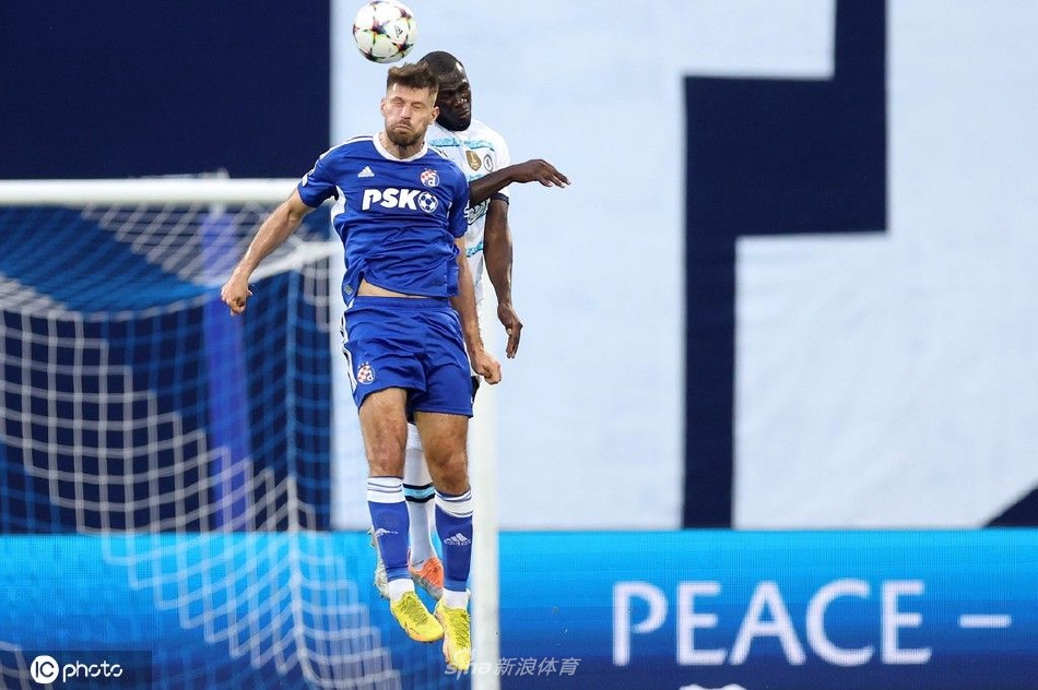 切尔西主帅图赫尔站在场边指挥，他眉头紧锁，双手插在口袋中，严峻的面容反映出对场上局势的极度不满。