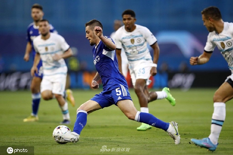 进球功臣奥尔西奇带球突破切尔西防线，他的身影在蓝军后卫的映衬下显得格外灵动和迅猛。