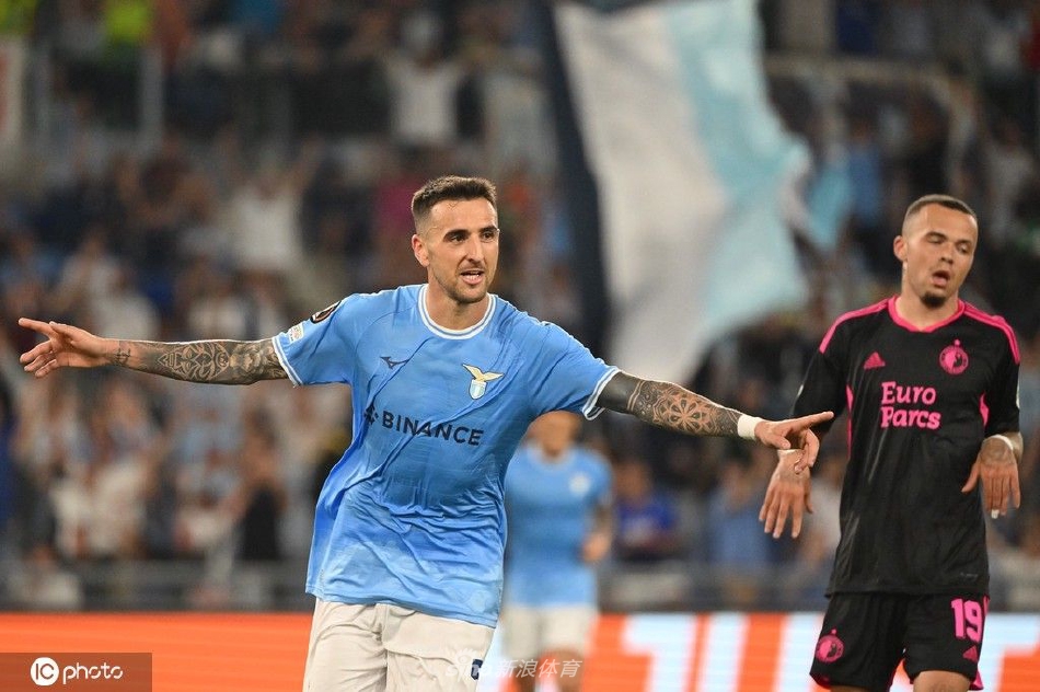 拉齐奥球员路易斯·阿尔贝托开场后闪电破门，张开双臂在罗马奥林匹克球场狂奔庆祝，为主队取得梦幻开局。