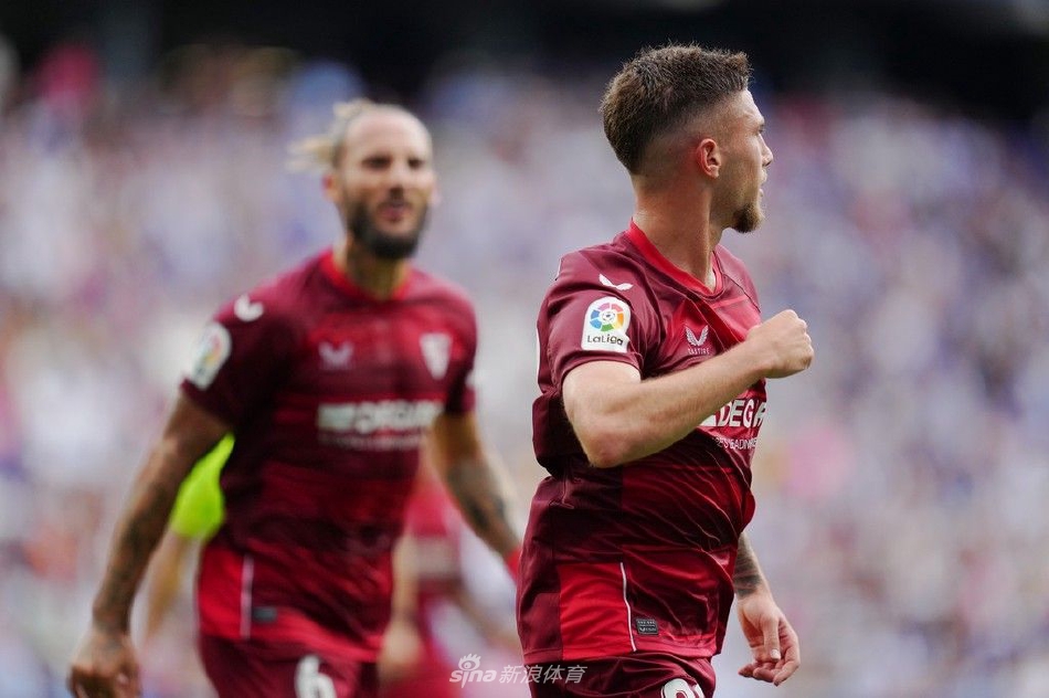 西班牙人队前锋在塞维利亚后卫的紧密盯防下，奋力起脚抽射，皮球如出膛炮弹般直奔球门死角。