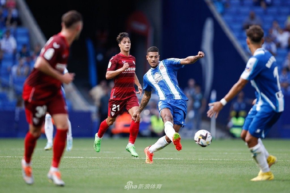 西班牙人队球员在比赛末段打入一球，他激动地滑跪庆祝，在草皮上留下长长的痕迹，眼神中充满了不屈与希望。