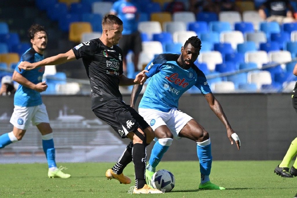 比赛激烈进行中，双方球员在中场寸土不让地纠缠拼抢，球衣在拉扯中变形，展现了足球的力量与对抗之美