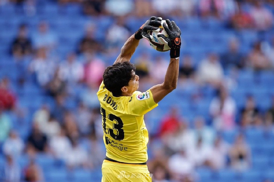 比赛结束后，夕阳映照下的球场光影斑驳，双方球员相互握手致意，既是对手的尊重，也是共同奉献一场经典对决后的惺惺相惜。