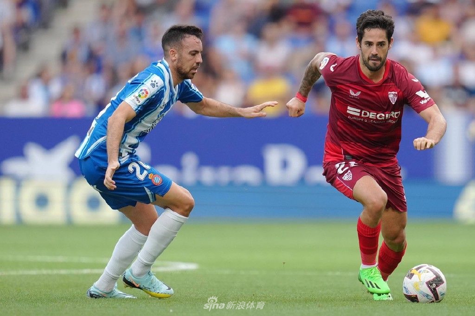 西班牙人队守门员飞身侧扑，单手将一记势大力沉的远射奋力托出横梁，动作舒展如雄鹰展翅，化解了门前险情。