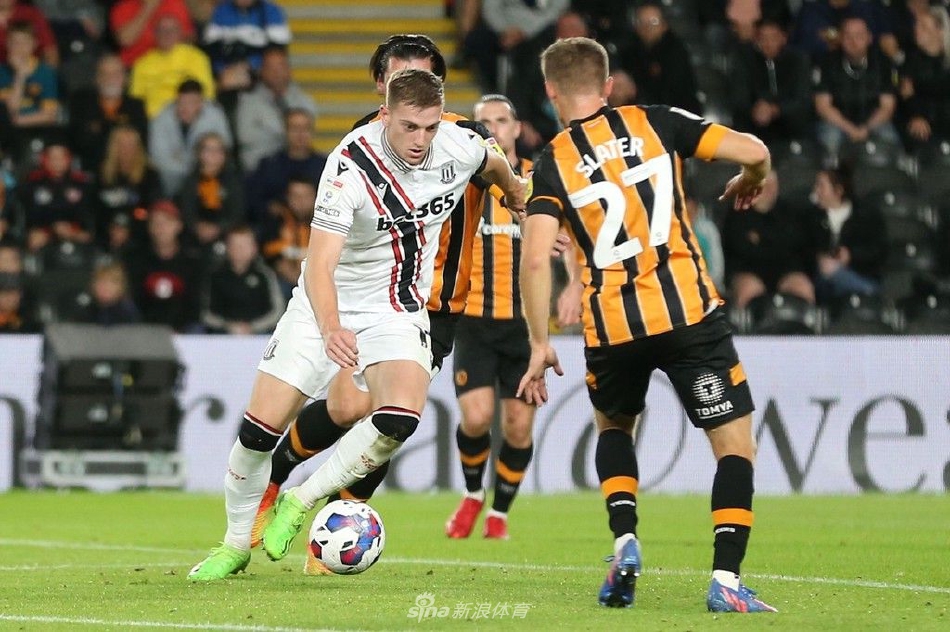 斯托克城球员路易斯·贝克在主罚任意球瞬间，皮球划出弧线直窜球门，赫尔城人墙奋力起跳却未能阻挡