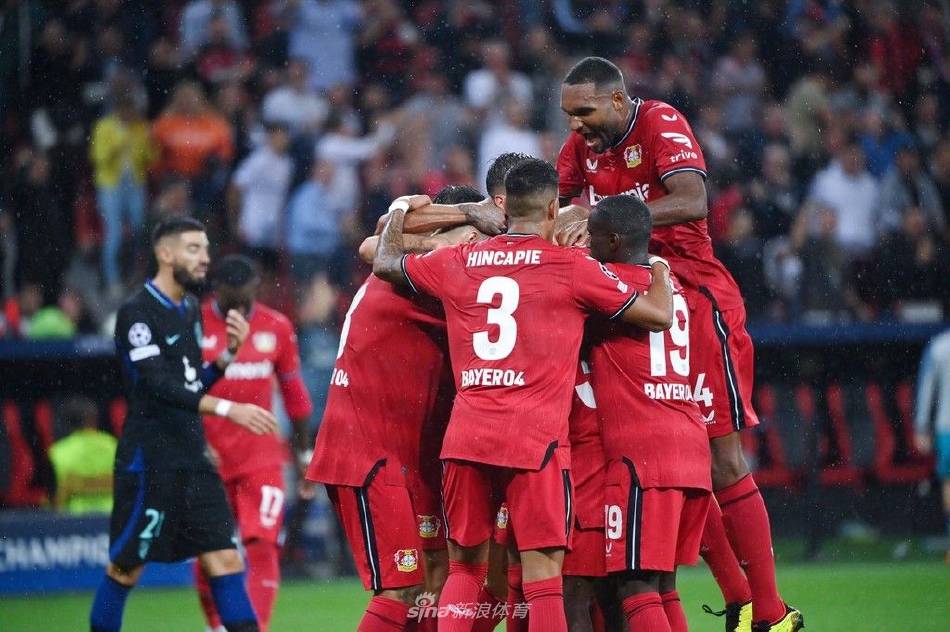 希克头球破门瞬间：捷克前锋如雄鹰展翅般腾空而起，额头精准撞击皮球，马竞门将奥布拉克奋力扑救却鞭长莫及