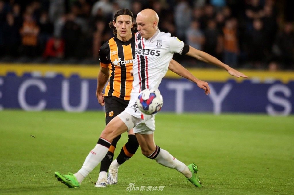 斯托克城后卫本·威尔莫特高高跃起力压防守球员，将贝克开出的角球狠狠顶入网窝，门将鞭长莫及