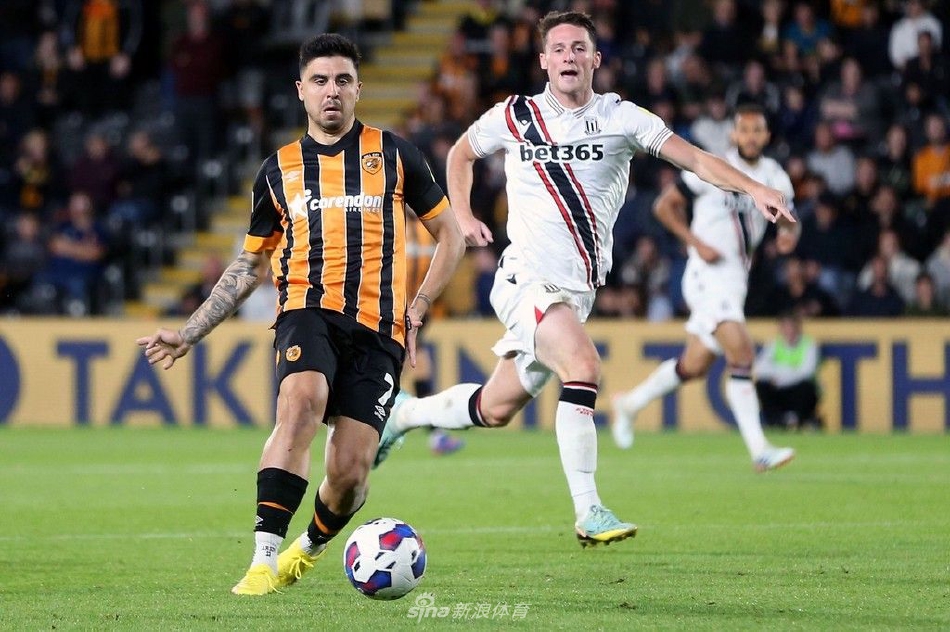 比赛结束后，失望的赫尔城球迷缓缓离场，看台上留下空荡的座位，与远处庆祝的客队球迷区形成对比