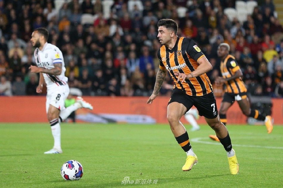 赫尔城门将马特·英格拉姆从网窝中捡出皮球，神情落寞，身后是疯狂庆祝的斯托克城球员