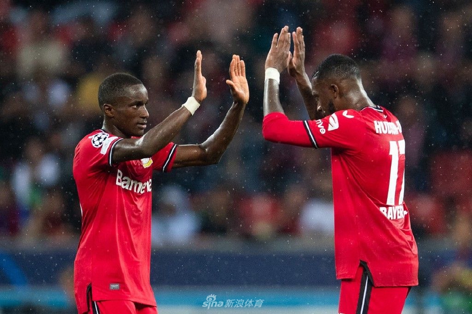 弗林蓬边路突破：荷兰飞翼如离弦之箭沿边线疾驰，马竞后卫紧追不舍却望尘莫及，球衣在高速跑动中随风鼓动