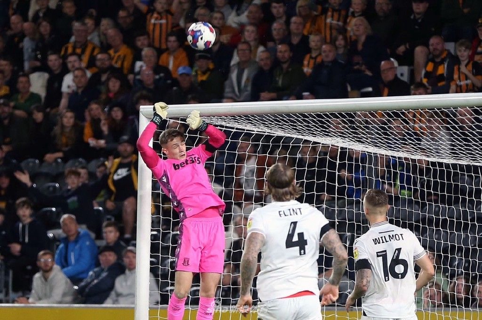 斯托克城新帅亚历克斯·尼尔在场边握拳怒吼激情庆祝，这场大胜是他执教球队的完美开端