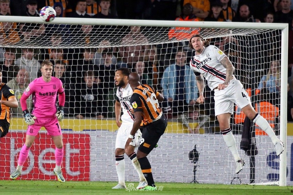 赫尔城后卫在斯托克城流畅的传切配合下疲于奔命，只能目送皮球传入禁区危险区域