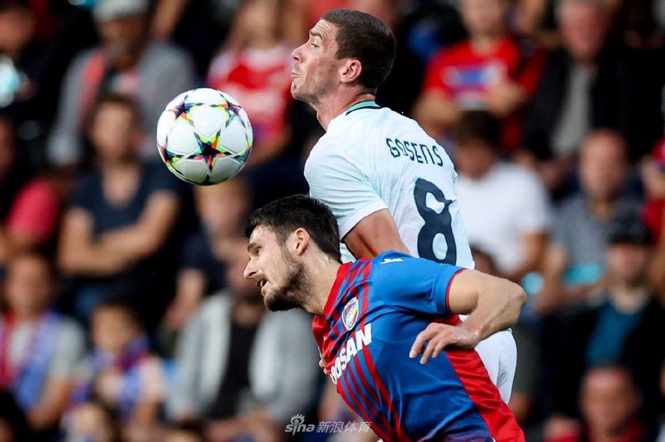 国际米兰主教练在场边神情专注地指挥比赛，向场内球员传递最新的战术指令