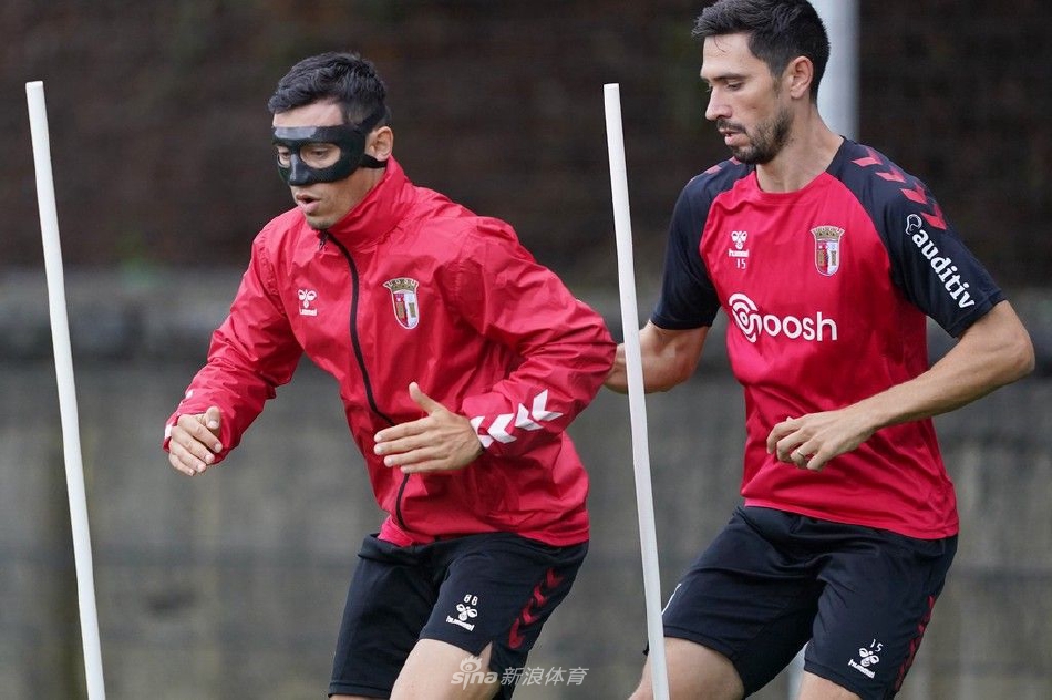 门将卢卡什·戈尔尼切克飞身侧扑，将一记势大力沉的射门拒之门外