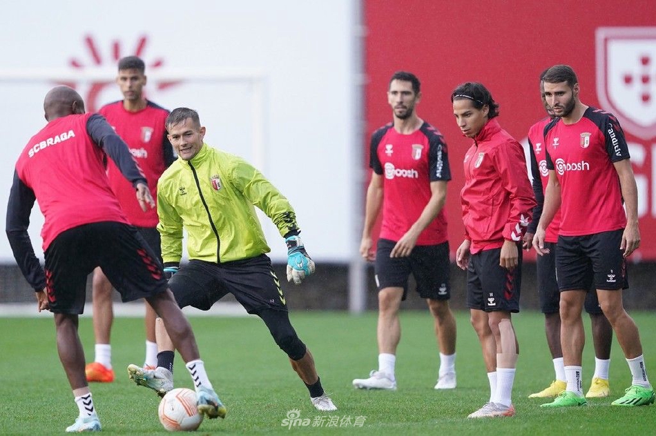 若昂·穆蒂尼奥在中场核心区域从容指挥，以一脚精准长传发动快速反击