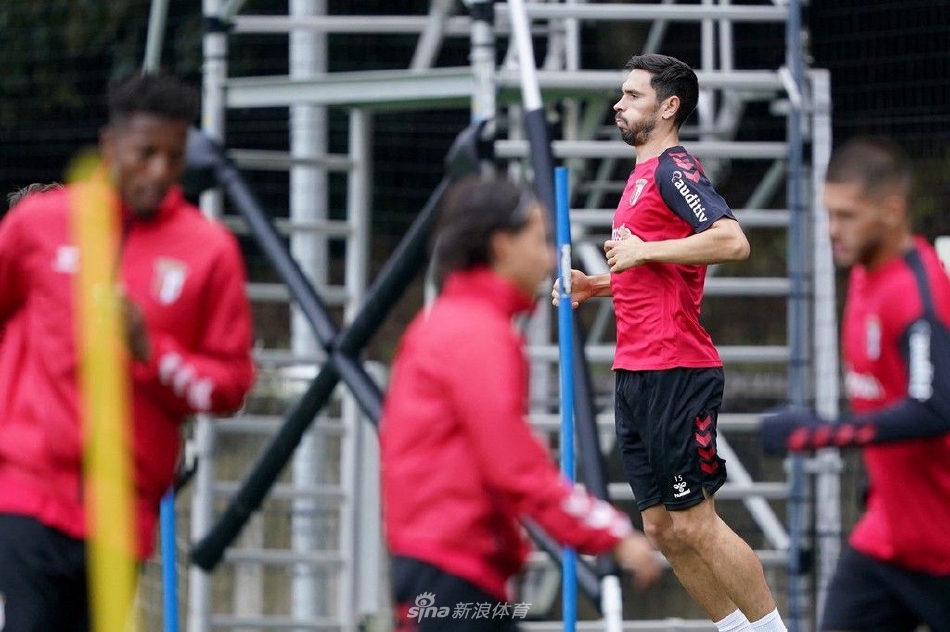 主教练卡洛斯·比森特在场边凝神观察，手持战术板向场上队员传达最新指令