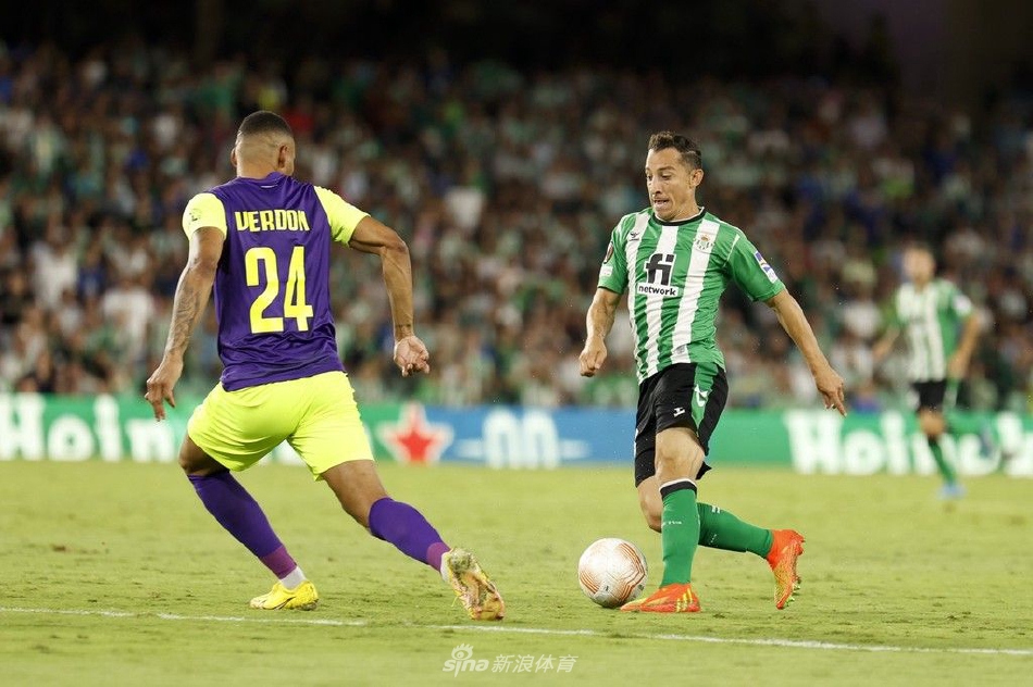 主帅佩莱格里尼在场边紧握双拳，向场上球员大声传达战术指令