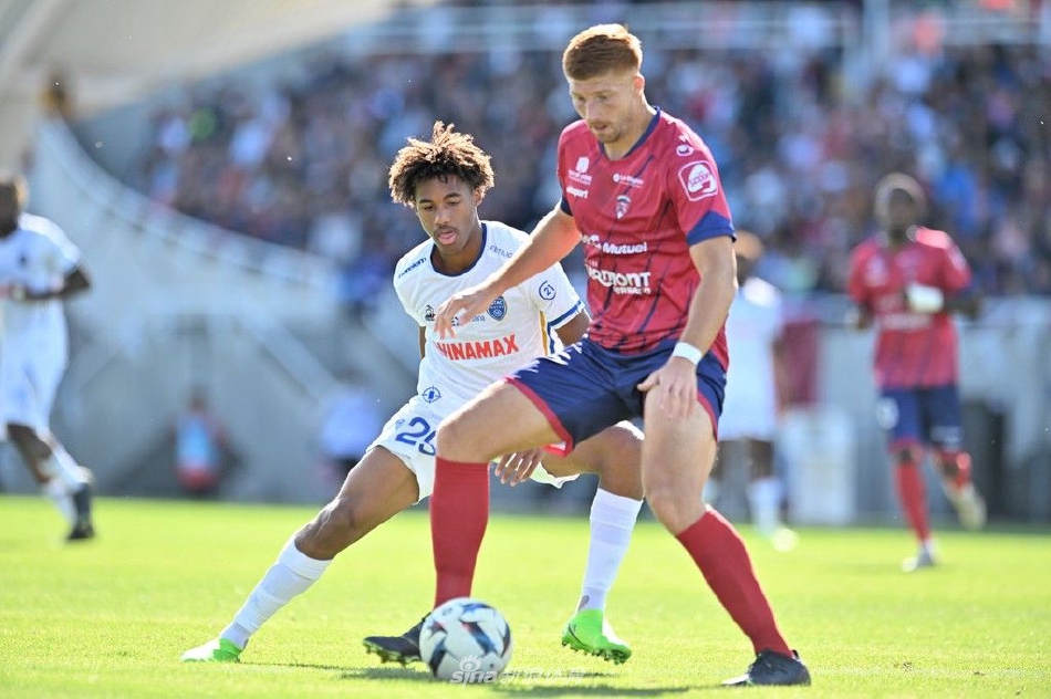 比赛激烈进行中，双方球员在中场展开寸土不让的激烈拼抢与缠斗