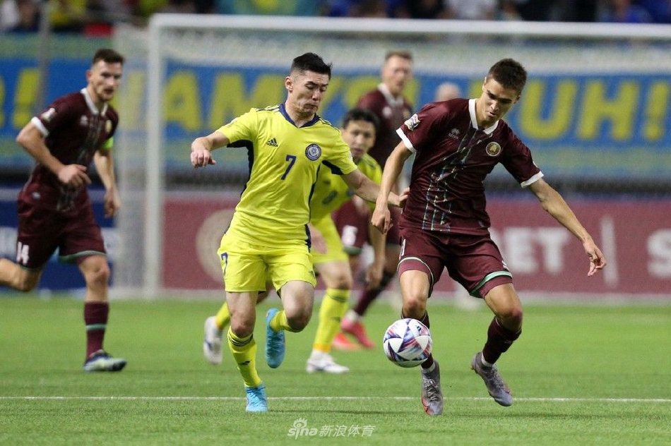 双方球员中场激烈拼抢，四名球员纠缠在一起，草皮翻飞，争夺的焦点集中于那只黑白相间的足球，完美诠释了比赛的对抗本质。