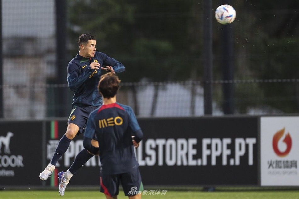 C罗在训练中带球高速突进，身体姿态充满力量与速度感，仿佛已置身于世界杯的激烈赛场