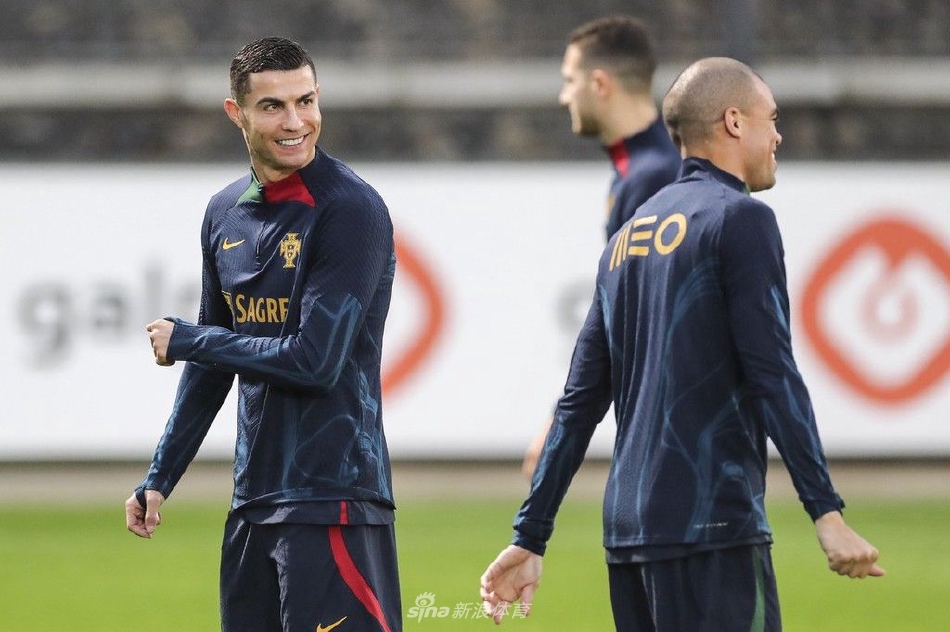 训练结束后，C罗面带满足的微笑走向场边，展现出对备战成果的自信与对大赛的期待