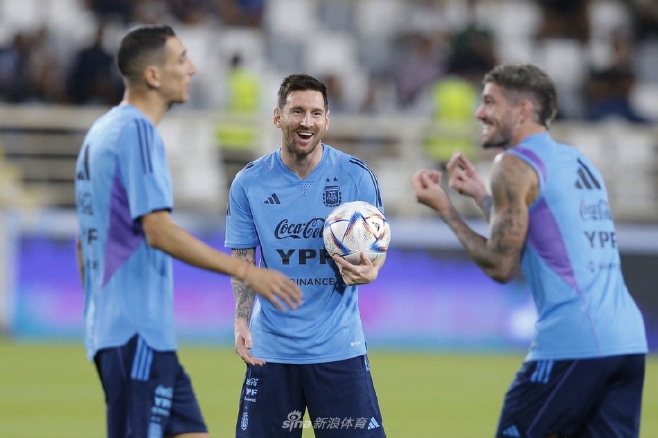 梅西专注凝望，目光如炬，仿佛已穿透时空看到了卢赛尔球场的璀璨灯火