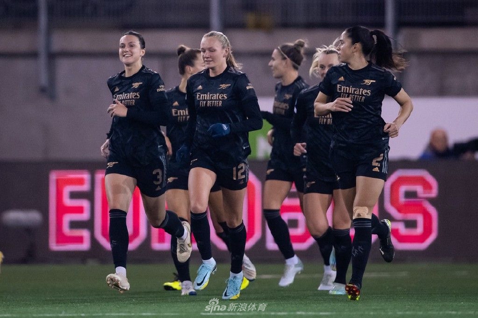 阿森纳球员弗丽达·马阿努在攻入一球后张开双臂，在微雪中尽情庆祝，她的身后是陷入沉寂的苏黎世主场看台。