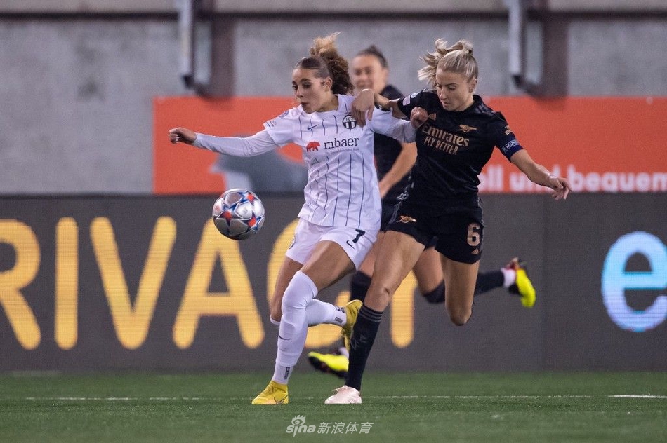 苏黎世女足队长法比恩·胡姆主罚点球瞬间，她冷静施射，皮球应声入网，看台上为数不多的主队球迷为之欢呼。