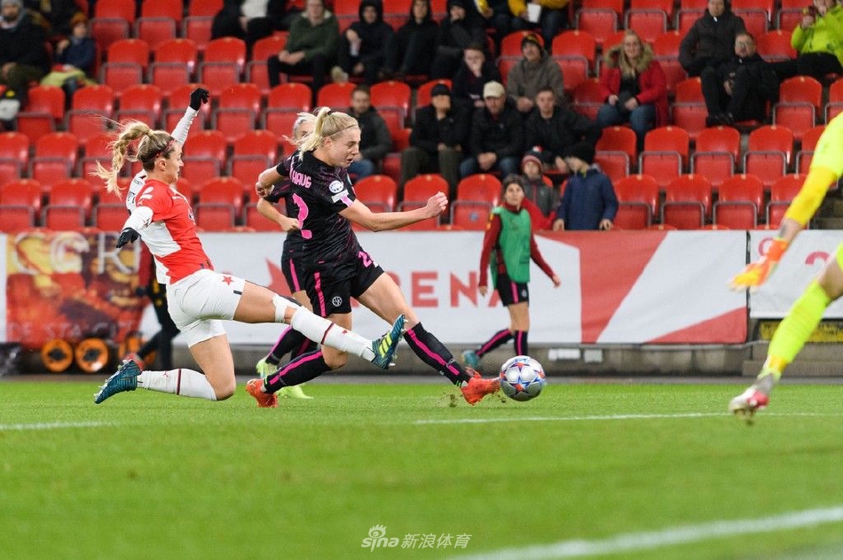 终场哨响，罗马女足众将围成一圈相互鼓励，布拉格斯拉维亚队员神情落寞