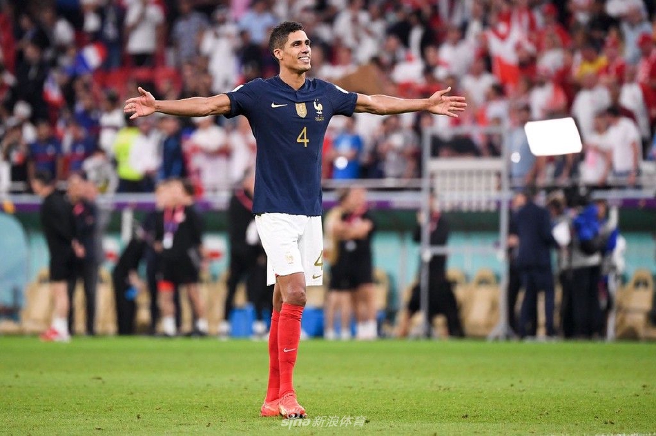 瓦拉内佩戴法国队长袖标，在赛场上鼓舞队友尽显领袖风范