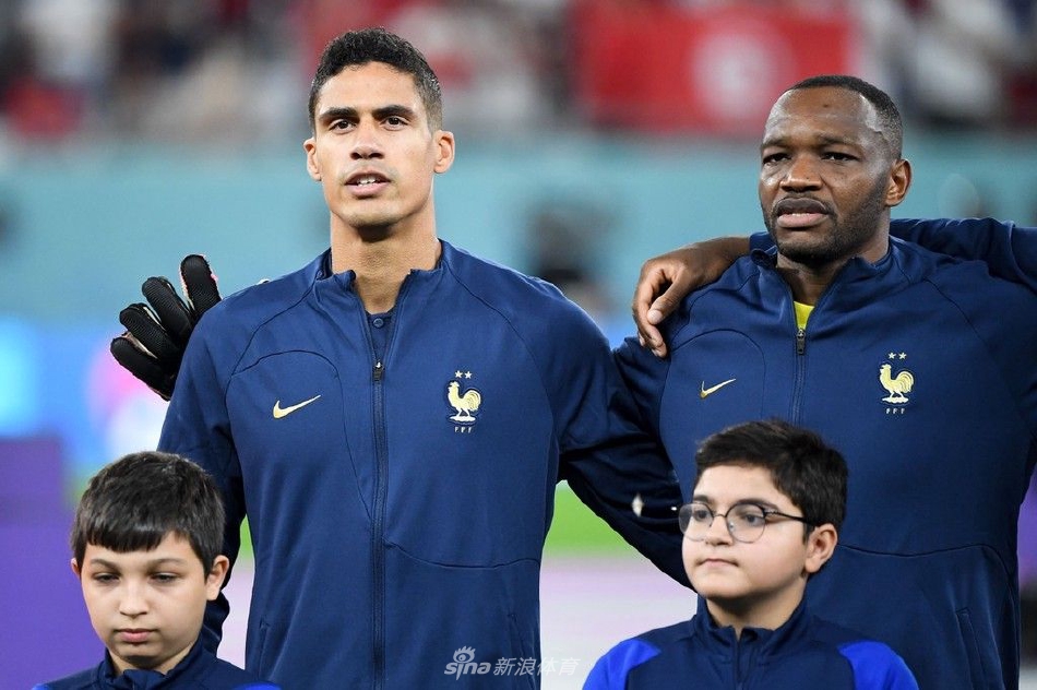 瓦拉内在法国国家队比赛中，身穿蓝色战袍眼神坚定地防守