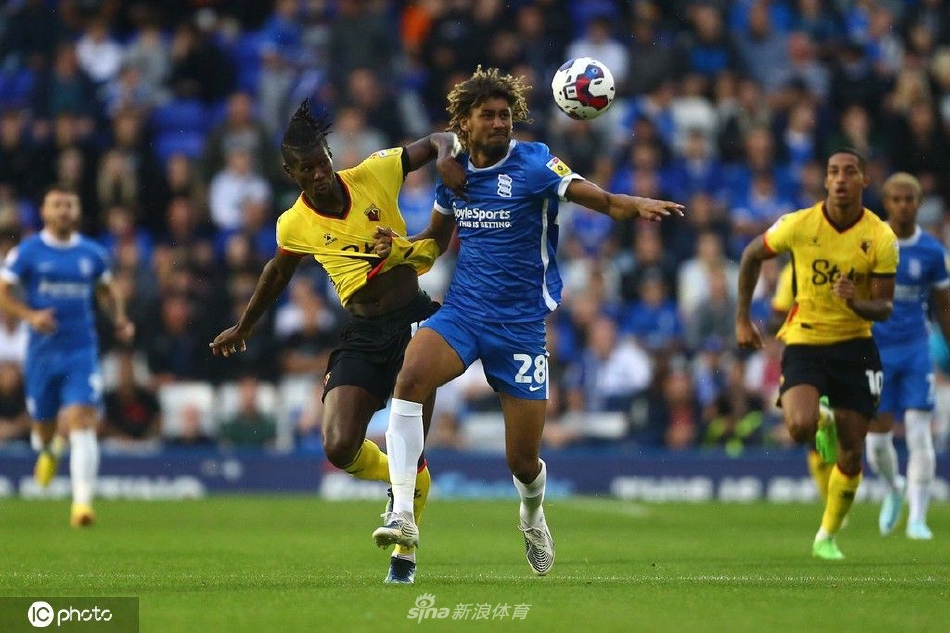 沃特福德球员肯塞马进球后激动地滑跪庆祝，在湿滑的草皮上划出水花，队友们从四面八方奔来。