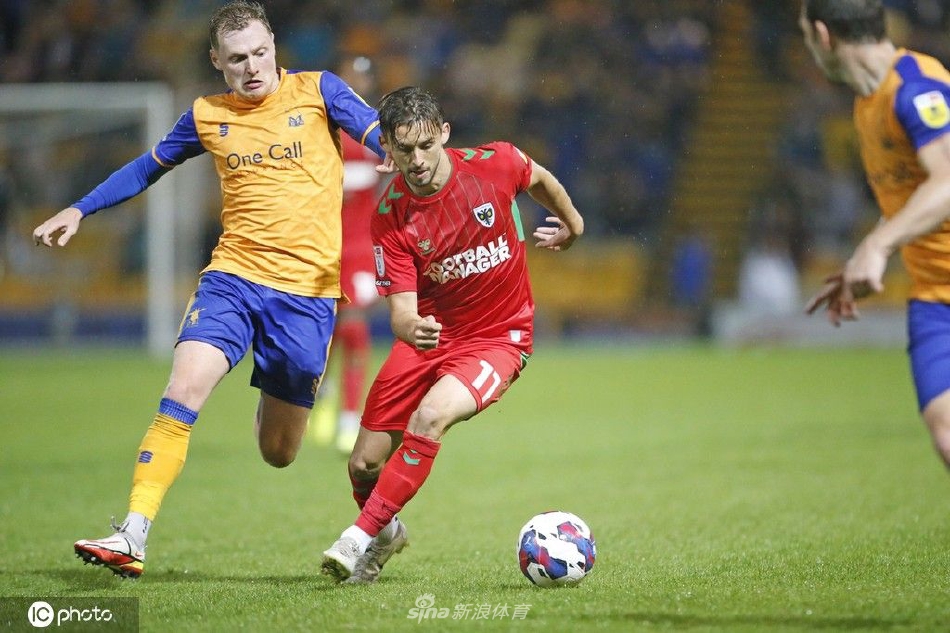 曼斯菲尔德城队球员进球后张开双臂，在主场球迷山呼海啸般的欢呼声中激情庆祝。