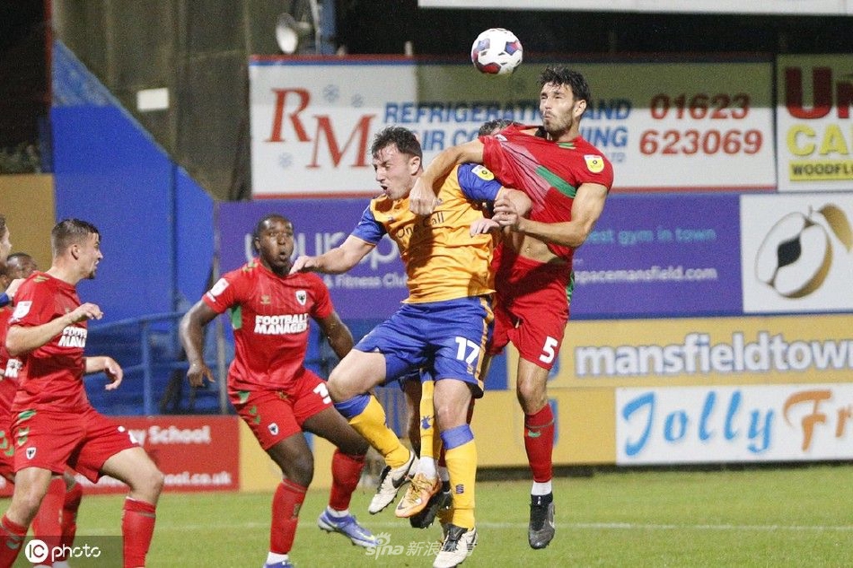 比赛结束后，双方球员互相握手致意，既是对抗激烈的对手，也是共同奋斗的同行者。