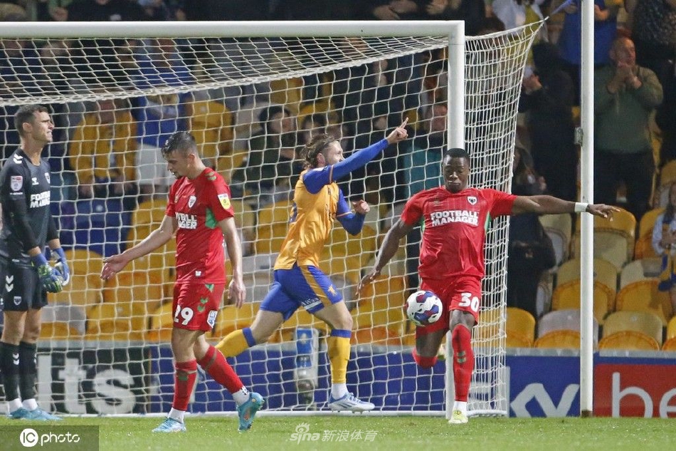 温布尔登门将飞身侧扑，单掌将一记势在必得的劲射奋力托出横梁，动作舒展如雄鹰展翅。