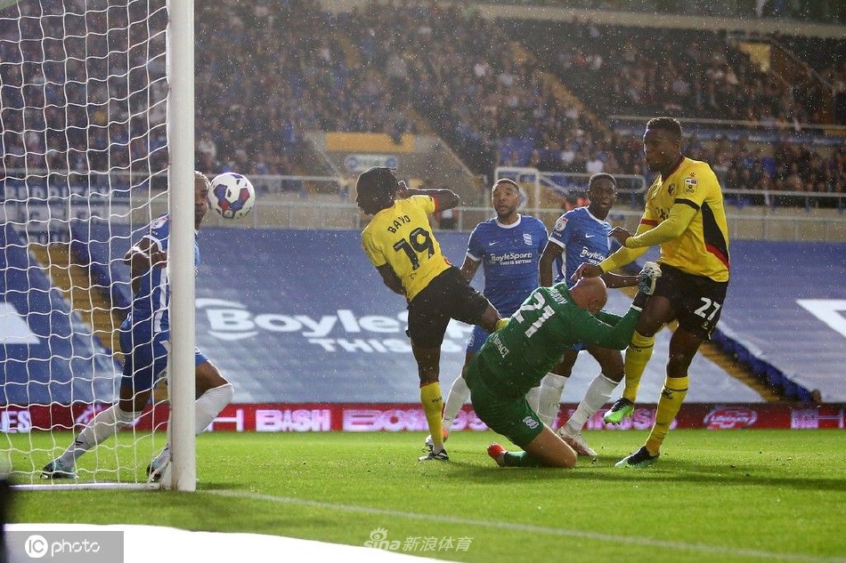 伯明翰队长特洛伊迪尼作为场上核心，正与沃特福德球员在中场展开激烈拼抢。