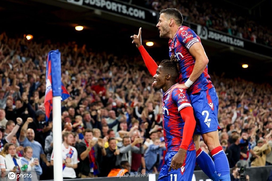 布伦特福德球员伊万·托尼起脚射门瞬间，皮球即将离脚，对方门将已奋力侧扑，气氛紧张至极。