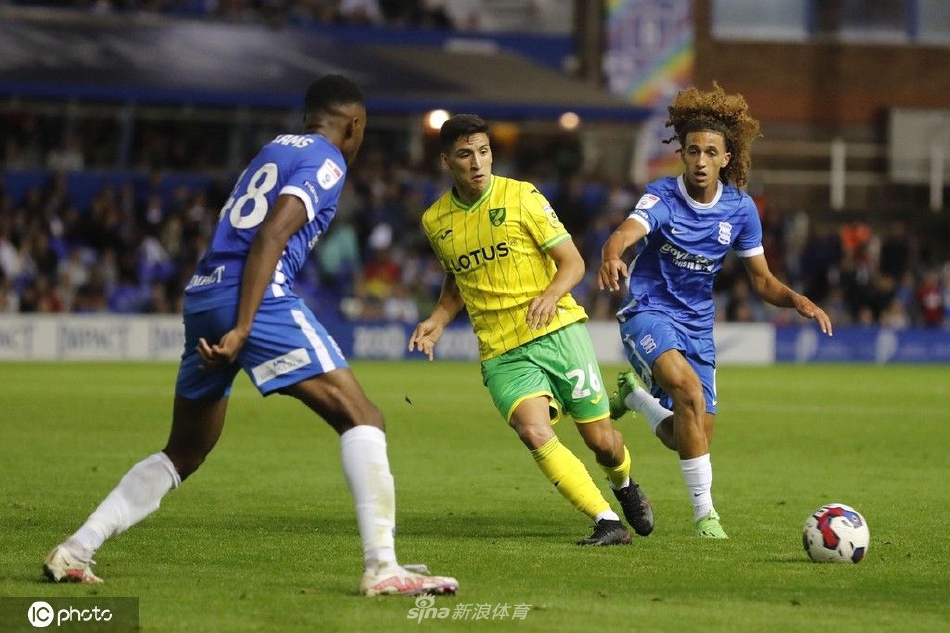 伯明翰门将飞身侧扑，手臂极力伸展，试图封堵对手角度刁钻的射门，身后球网微微颤动。