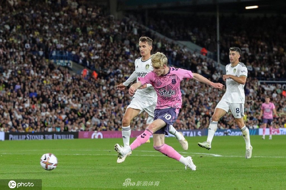 利兹联门将梅斯利耶飞身侧扑，单掌将一次势在必得的射门拒之门外