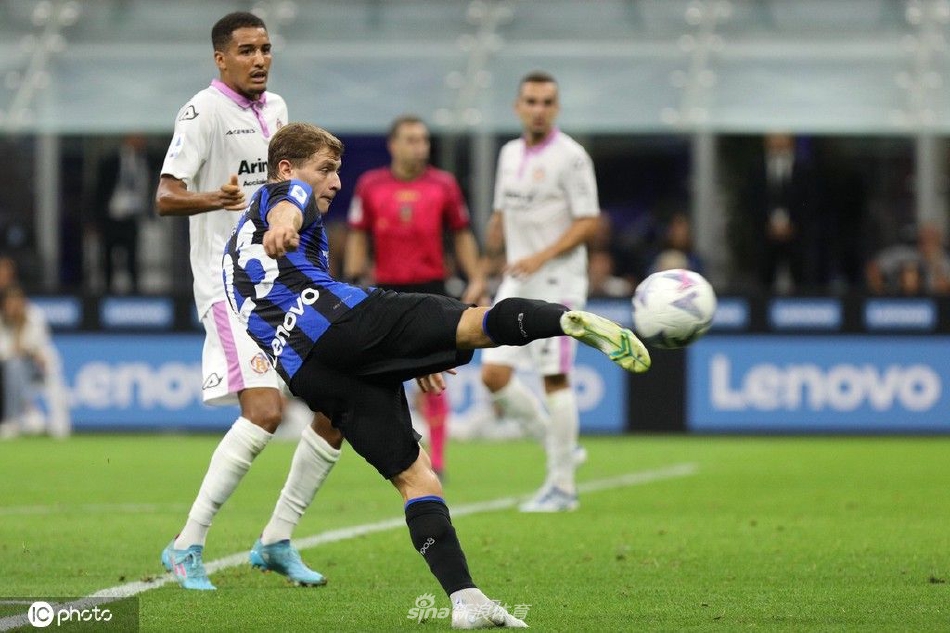 小因扎吉场边凝神指挥，运筹帷幄尽显少帅风采