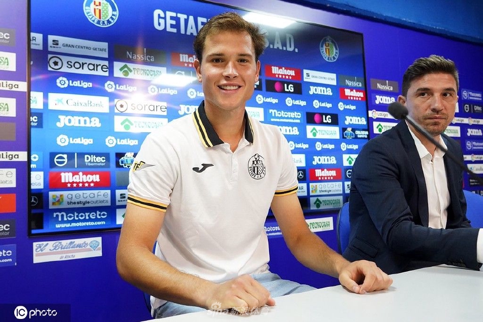 拉塔萨与赫塔菲俱乐部官员在背景板前合影，双方握手标志着合作关系的正式确立