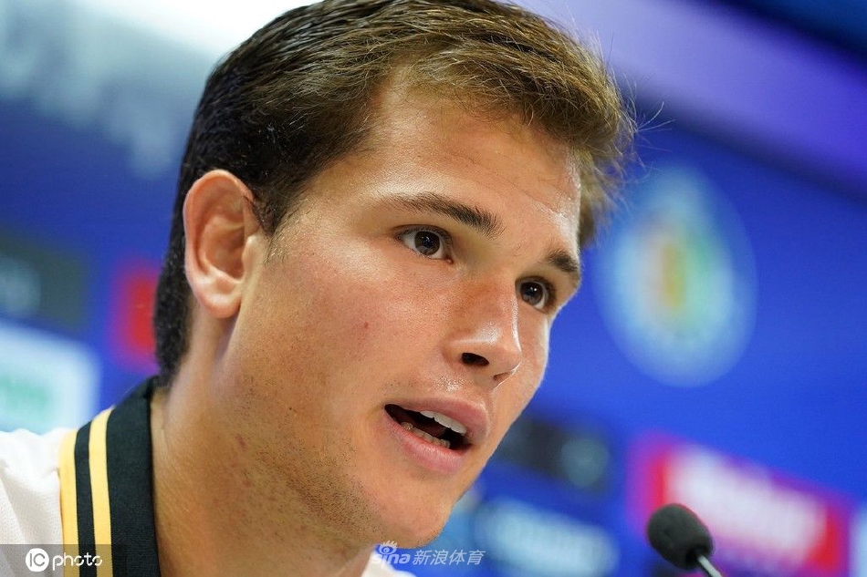 拉塔萨在阿方索佩雷斯球场的草坪上驻足凝视，仿佛在熟悉和感受这片即将奋斗的新战场