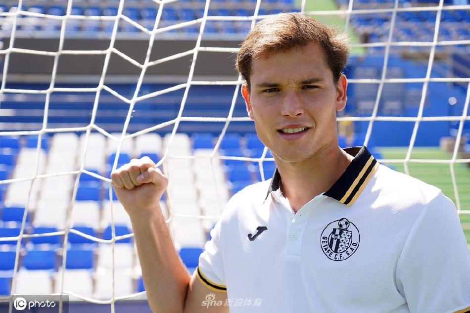 拉塔萨手持赫塔菲围巾向看台示意，与球迷进行首次互动，蓝白色已成为他此刻的信仰